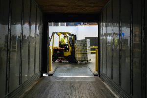 Foto von Elevate man carrying box using fork liftr